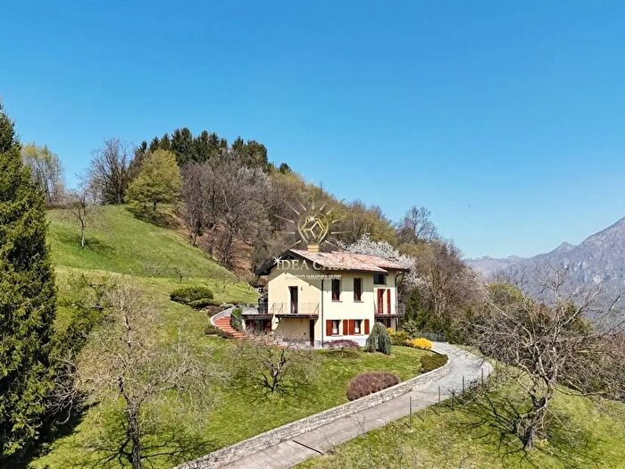 Casa con 6 locali in vendita in Via Prati di Valcava, Val Brembilla