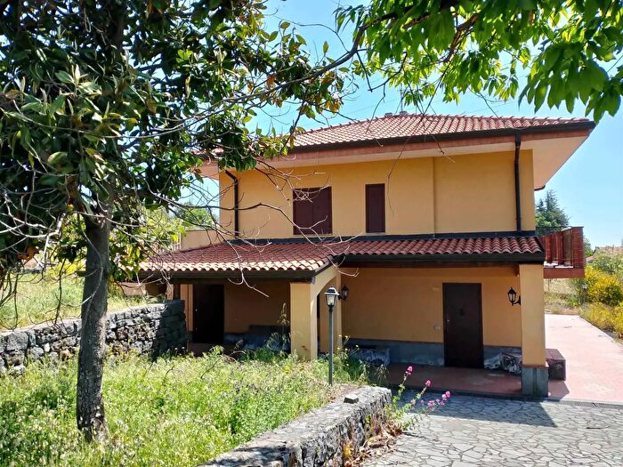 Casa con 8 locali in vendita in Pedara