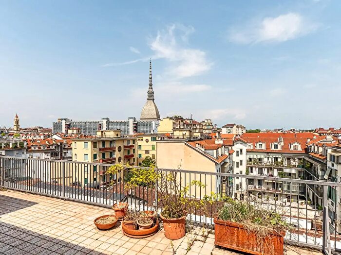 Appartamento quadrilocale in vendita in Via Giulia di Barolo, Torino