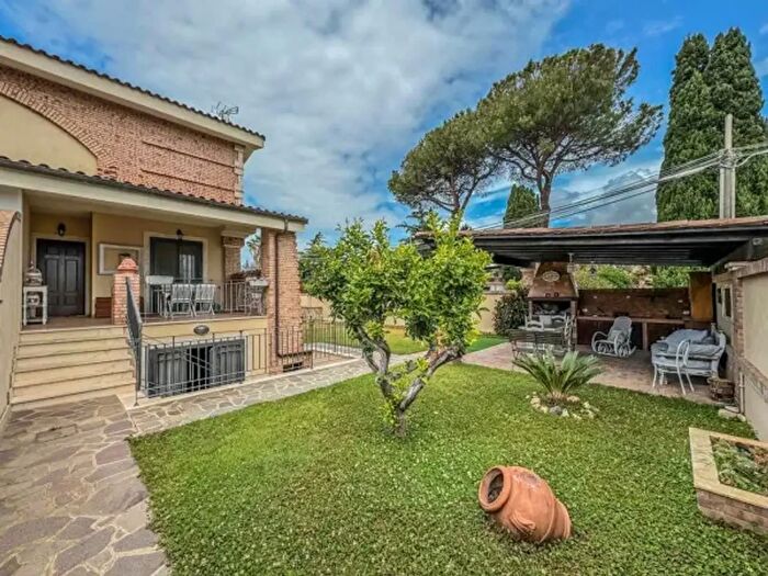 Casa con 6 locali in vendita in Via Cavizzana, Roma