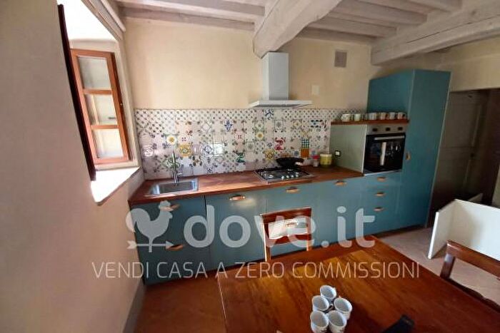 Appartamento trilocale in vendita in Piazza Ghino di Tacco Snc, Radicofani