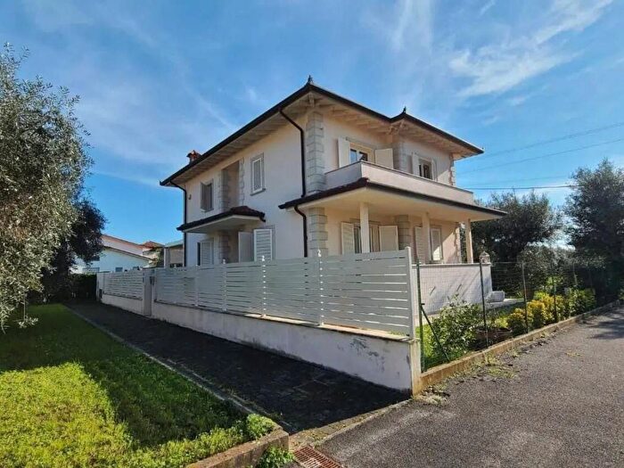 Casa con 6 locali in affitto in Via Federigi, Ripa Pozzi Querceta Ponterosso, Seravezza