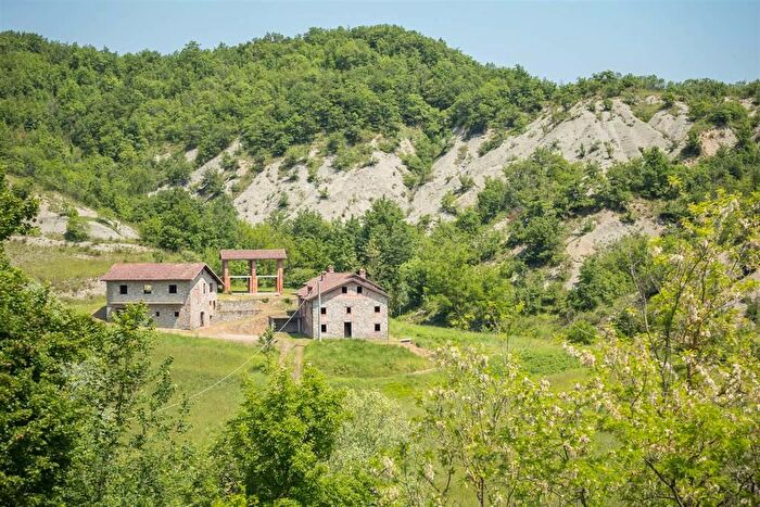 Casa con 20 locali in vendita in Morbello