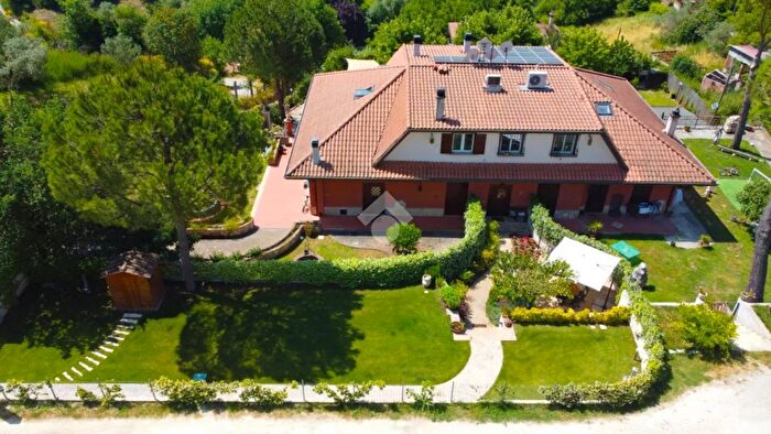 Casa quadrilocale in vendita in Via San Martino, Scandriglia