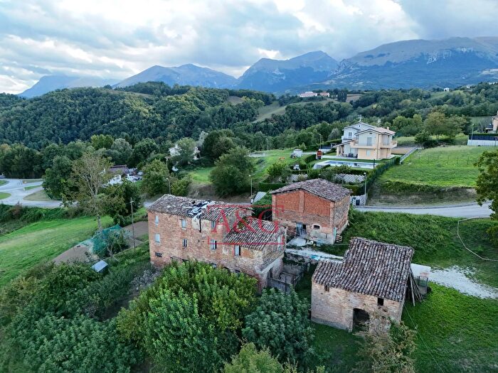Casa con 10 locali in vendita in Località Villa Rustici, Amandola