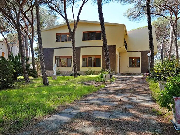 Casa con 14 locali in vendita in Viale delle Pleiadi, Pula