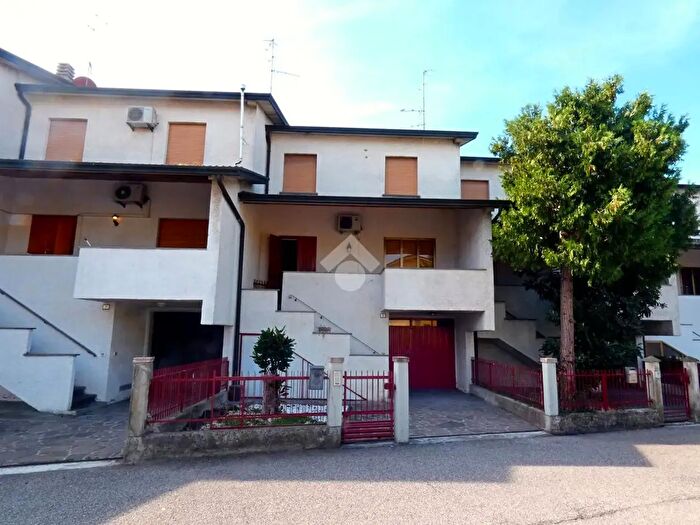 Casa quadrilocale in vendita in Via Costituzione, Cadelbosco Di Sopra