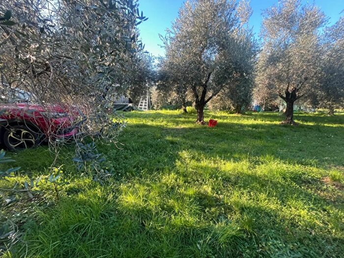 Casa con 6 locali in vendita in Seravezza