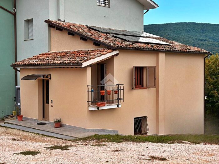 Casa con 7 locali in vendita in Via Felcioni, Sassoferrato