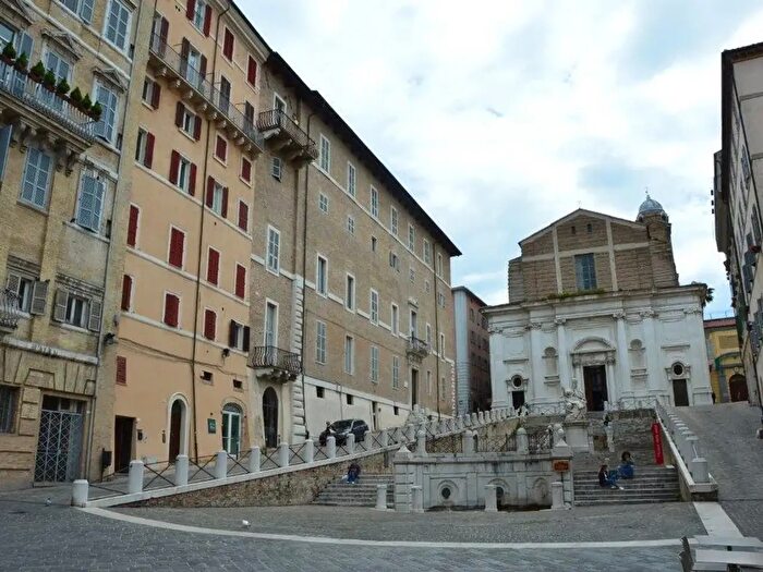 Appartamento trilocale in vendita in Piazza del Plebiscito, Ancona
