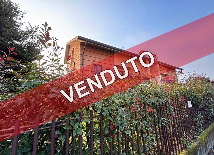 Appartamento bilocale in vendita in Vicolo SantAmbrogio, Caronno Pertusella