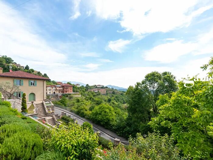 Casa con 6 locali in vendita in Via Belvedere, Montevecchia