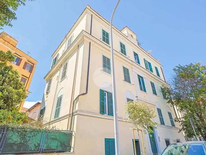 Appartamento bilocale in vendita in Via degli Orti della Farnesina, Roma