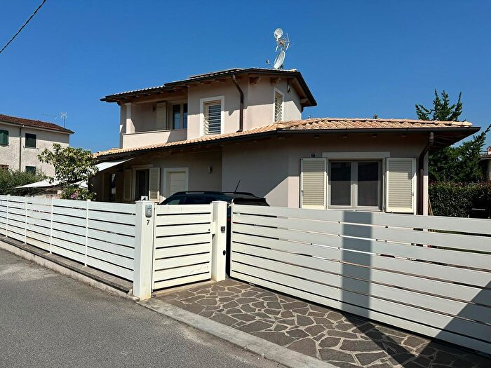 Casa con 6 locali in vendita in Camaiore