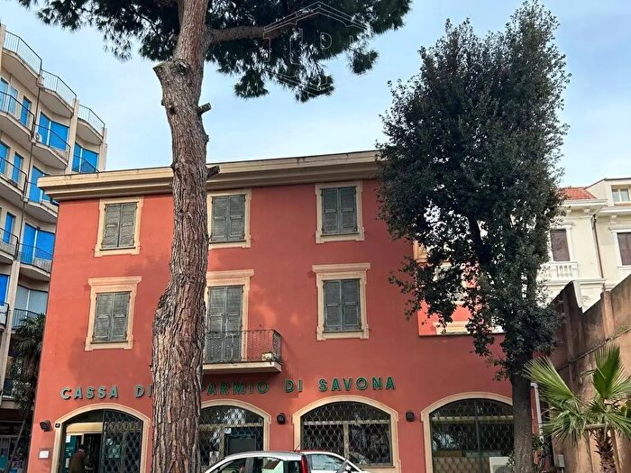 Appartamento con 6 locali in vendita in Via Aurelia, Spotorno