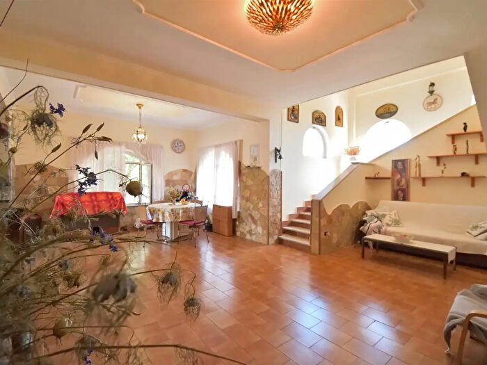 Casa con 9 locali in vendita in Via Casa Colonnella, Artena