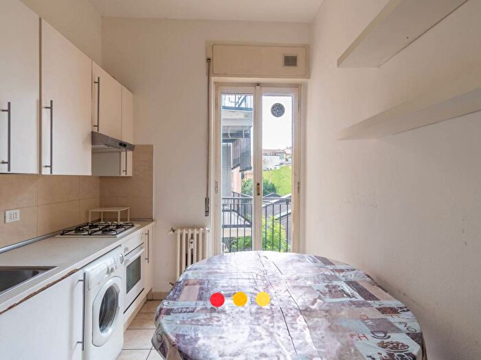 Appartamento quadrilocale in affitto in Via Guglielmo Corrado Röntgen, Bocconi, Milano