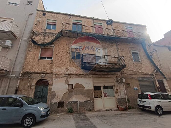 Casa con 12 locali in vendita in Favara