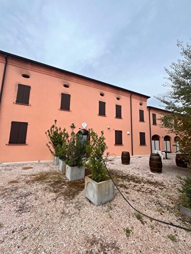Casa con 20 locali in vendita in Quistello