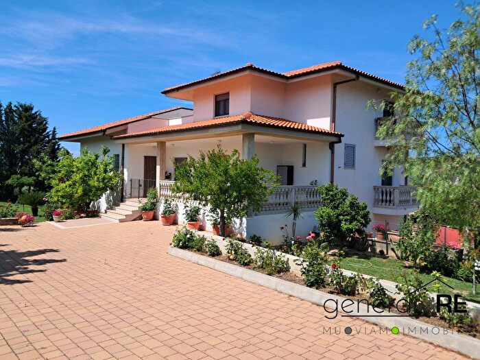 Casa con 15 locali in vendita in Castilenti