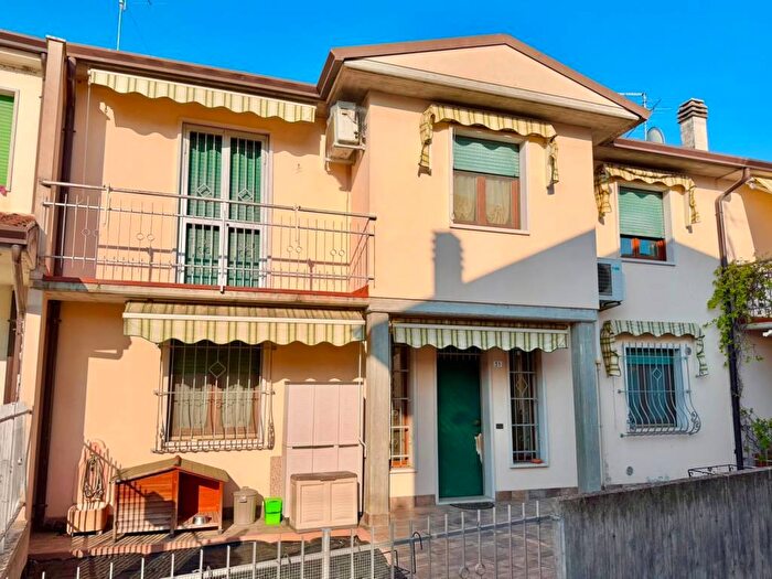 Casa con 6 locali in affitto in Via Giuseppe Garibaldi, Centro, Bovolone