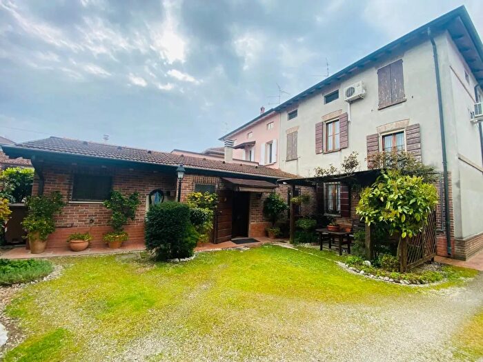 Casa con 5 locali in vendita in Quistello