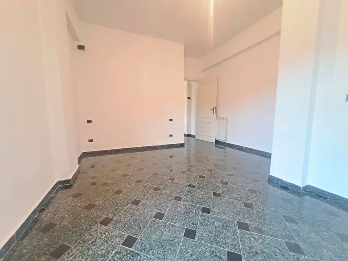 Appartamento trilocale in vendita in Via Ciro Marina, Roma