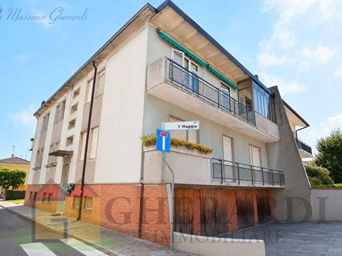 Appartamento con 5 locali in vendita in Via I Maggio, Bondeno
