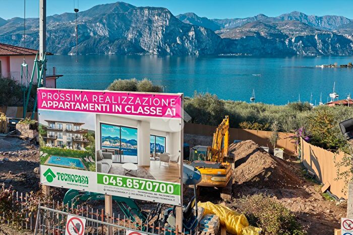 Appartamento trilocale in vendita in Via Belvedere, Brenzone