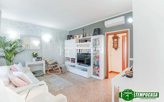 Appartamento trilocale in vendita in Via Trieste, Bareggio