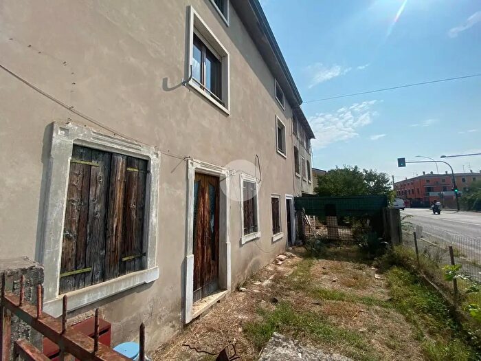 Appartamento trilocale in vendita in Via Gardesane, Verona