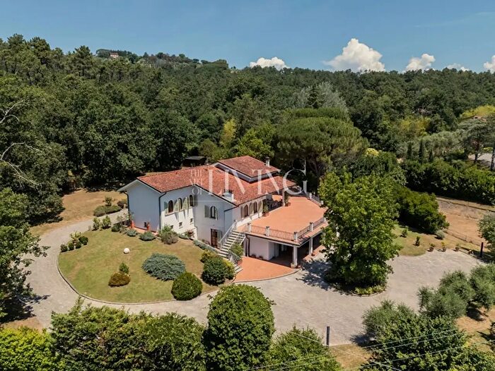 Casa con 20 locali in vendita in Lucca