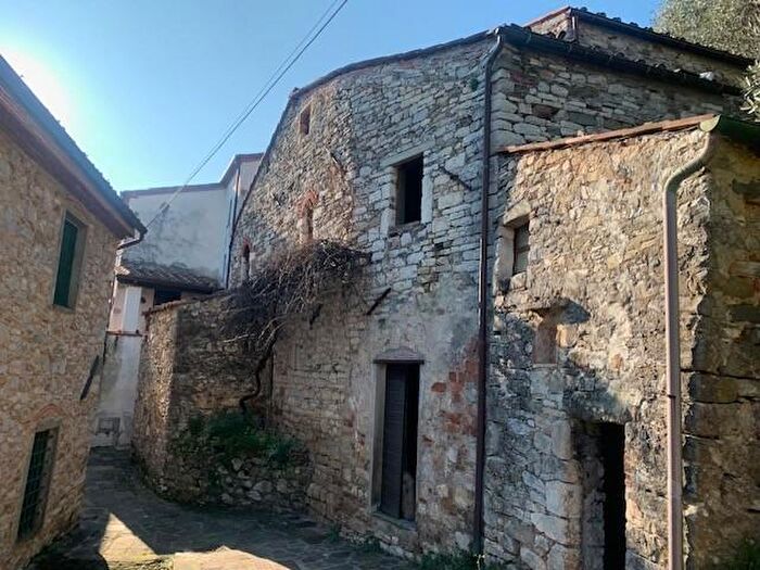 Casa con 6 locali in vendita in Lucca