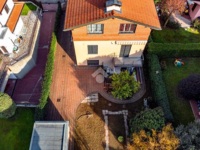 Casa con 8 locali in vendita in Vicolo Edmondo De Amicis, Bollate