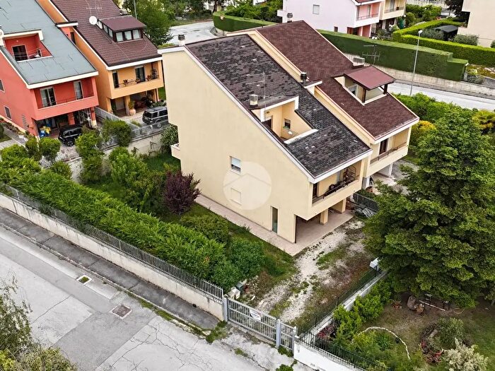 Casa con 6 locali in vendita in Via Marche, LAquila
