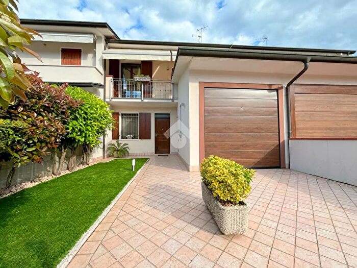 Casa quadrilocale in vendita in Via S Giovanni Bosco, Goito