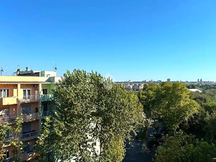 Appartamento quadrilocale in vendita in Via Oderisi da Gubbio, Roma