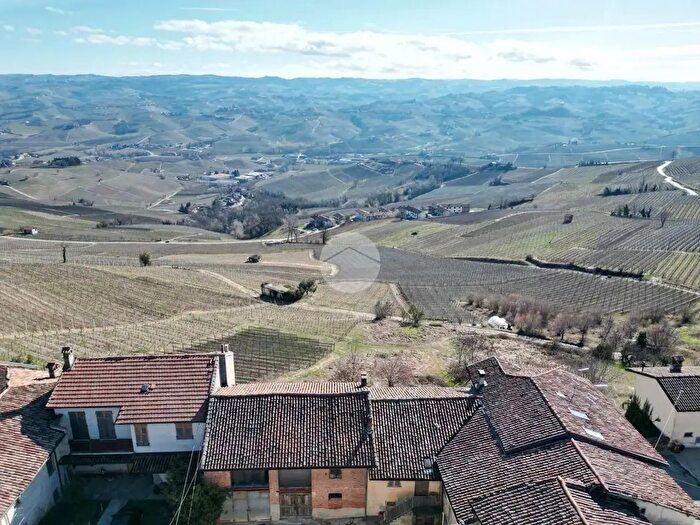 Casa con 15 locali in vendita in Via Vassalli, La Morra