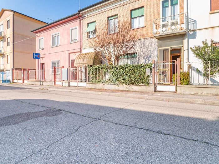 Casa con 7 locali in vendita in Via Nicola Leoniceno, Ferrara