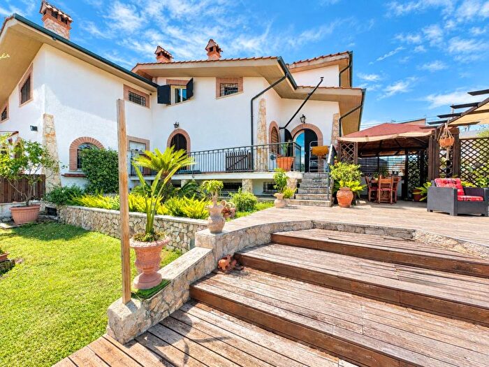 Casa con 6 locali in vendita in Via Floro, Marco Simone, Guidonia Montecelio