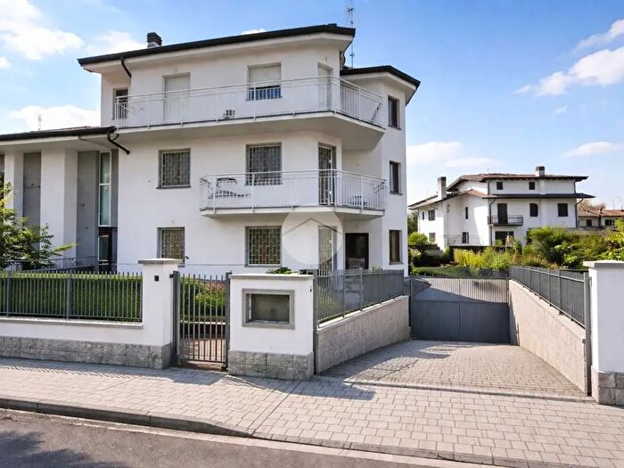 Casa con 8 locali in vendita in Via Ticino, Cernusco Sul Naviglio