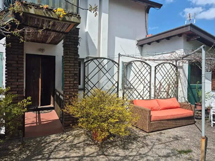 Casa con 6 locali in vendita in Località Creto, Montoggio