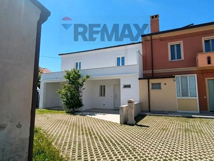 Casa trilocale in vendita in Via Perruna, Tollo