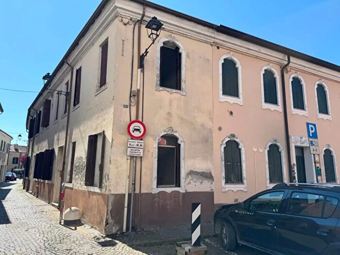 Casa con 10 locali in vendita in Via De Ronconi, Adria