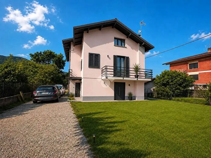 Casa con 8 locali in vendita in Via Ollasio, Giaveno