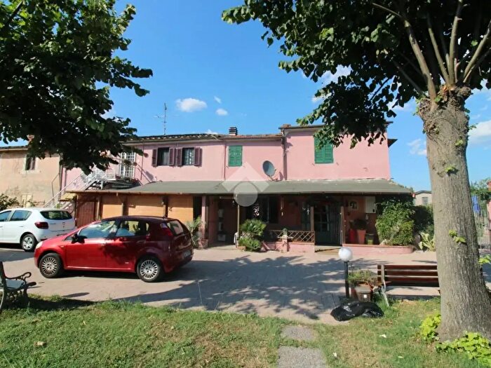 Casa con 8 locali in vendita in Via Bassa di San Sebastiano, Pistoia