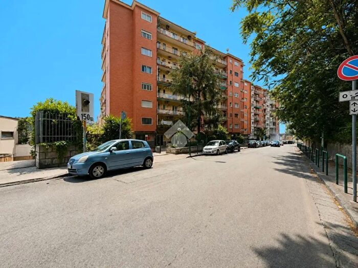 Appartamento trilocale in vendita in Via Terracina, Napoli