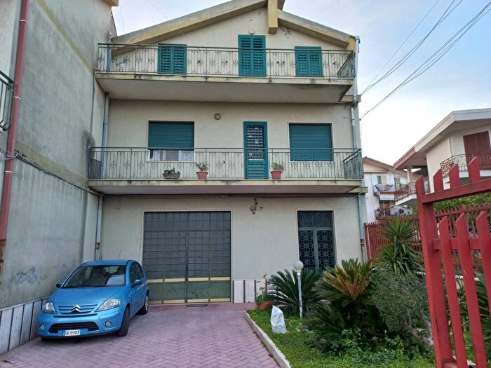 Casa con 8 locali in vendita in Via Piave Piedimonte Etneo, Piedimonte Etneo