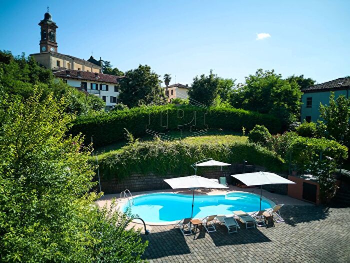 Casa con 7 locali in vendita in Via IV Novembre, Ferrere