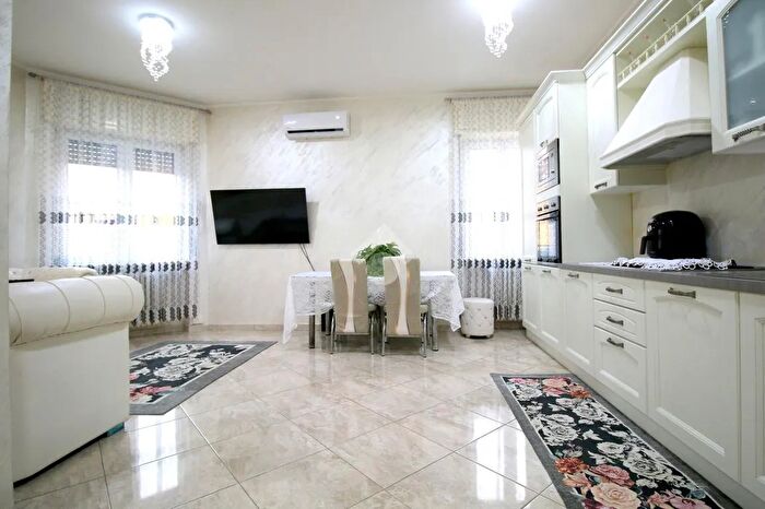 Appartamento trilocale in vendita in Via San Pietro, Caronno Pertusella